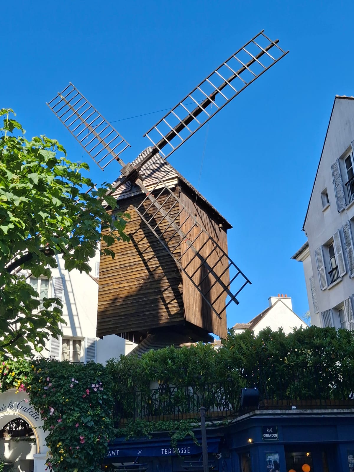 Le moulin de la galette, rue Lepic