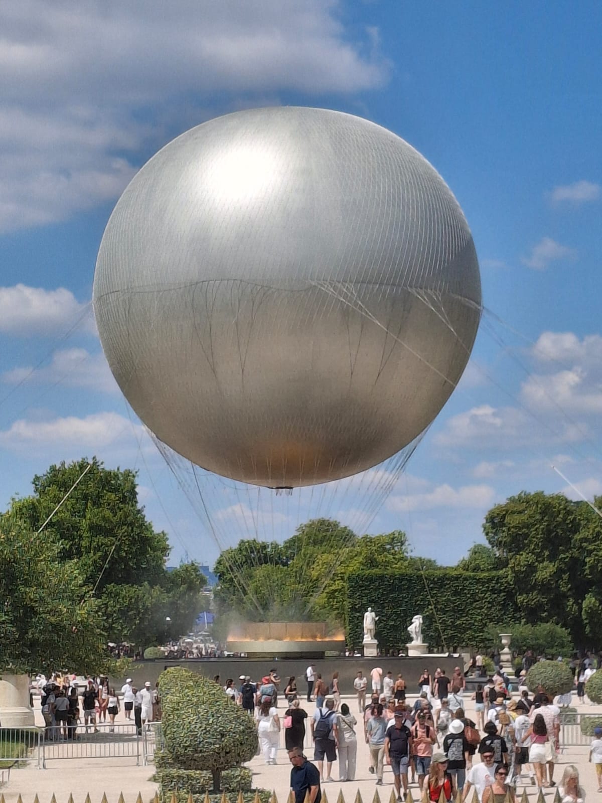 La vasque olympique dans le jardin des Tuileries