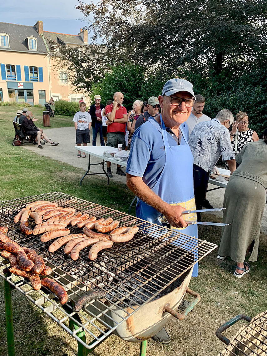 Joël aux commandes des saucisses